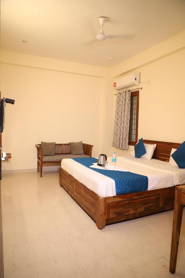 Hotel The York - Couple-Unfriendly Hotel Noida Eksteriør billede