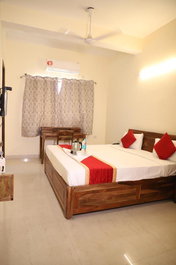 Hotel The York - Couple-Unfriendly Hotel Noida Eksteriør billede